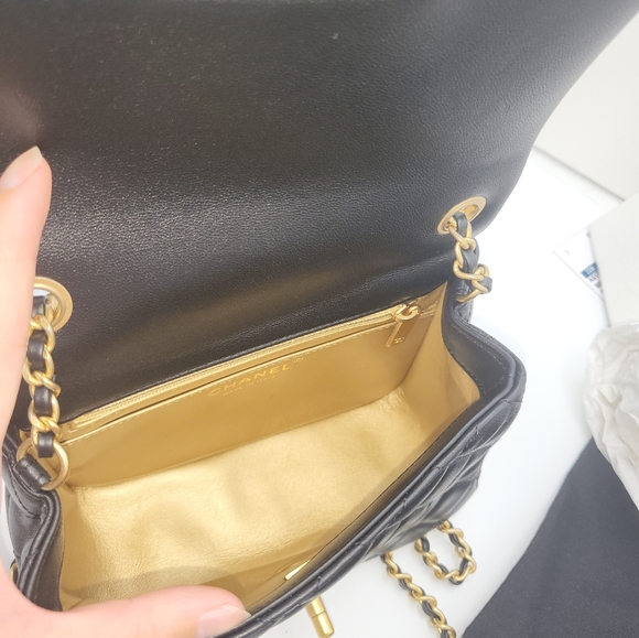 Excellent condition 2022 authentic Chanel 22B square mini Pearl Crush - Picture 4 of 17